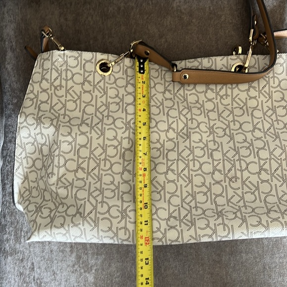 Calvin Klein Saffiano leather bag - Picture 4 of 7